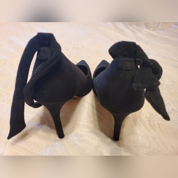 Express Black Pumps - Picture 2 of 3